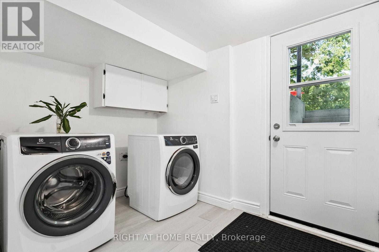 












105 GLENRIDGE AVENUE

,
St. Catharines (Old Glenridge),




Ontario
L2R4X5

