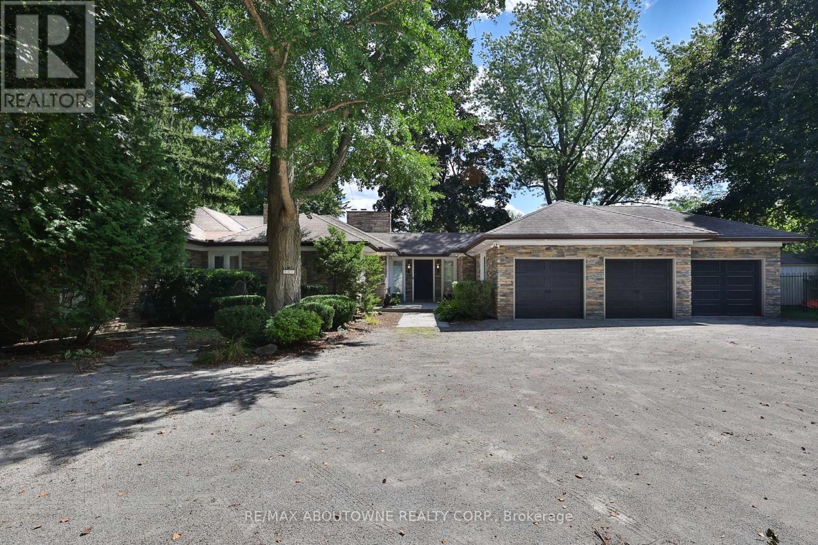 












24 SCHOOL STREET

,
Hamilton (Waterdown),




Ontario
L0R2H0

