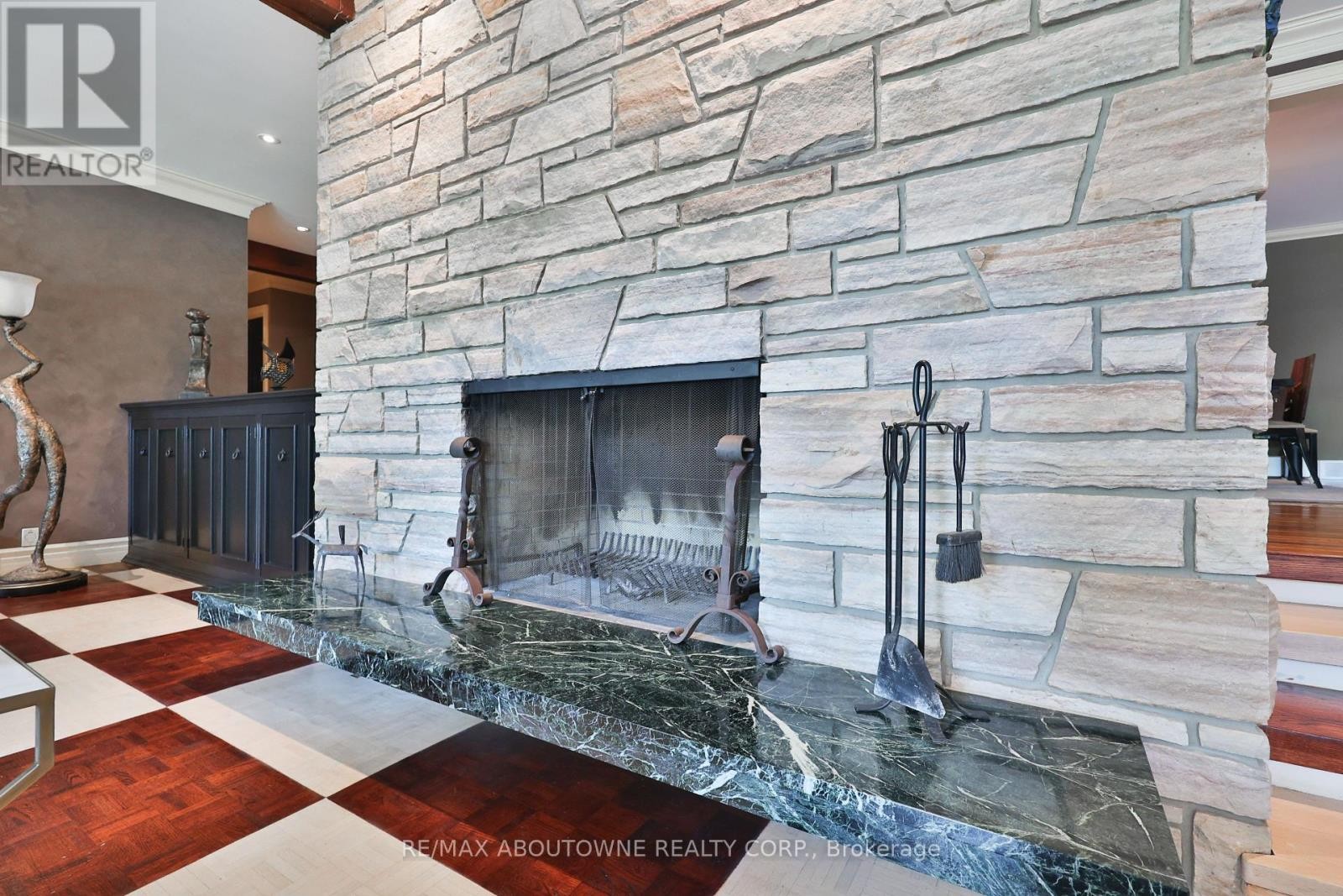 












24 SCHOOL STREET

,
Hamilton (Waterdown),




Ontario
L0R2H0

