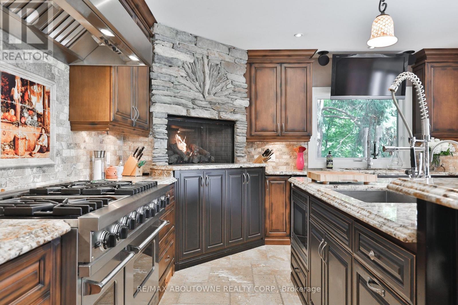 












24 SCHOOL STREET

,
Hamilton (Waterdown),




Ontario
L0R2H0


