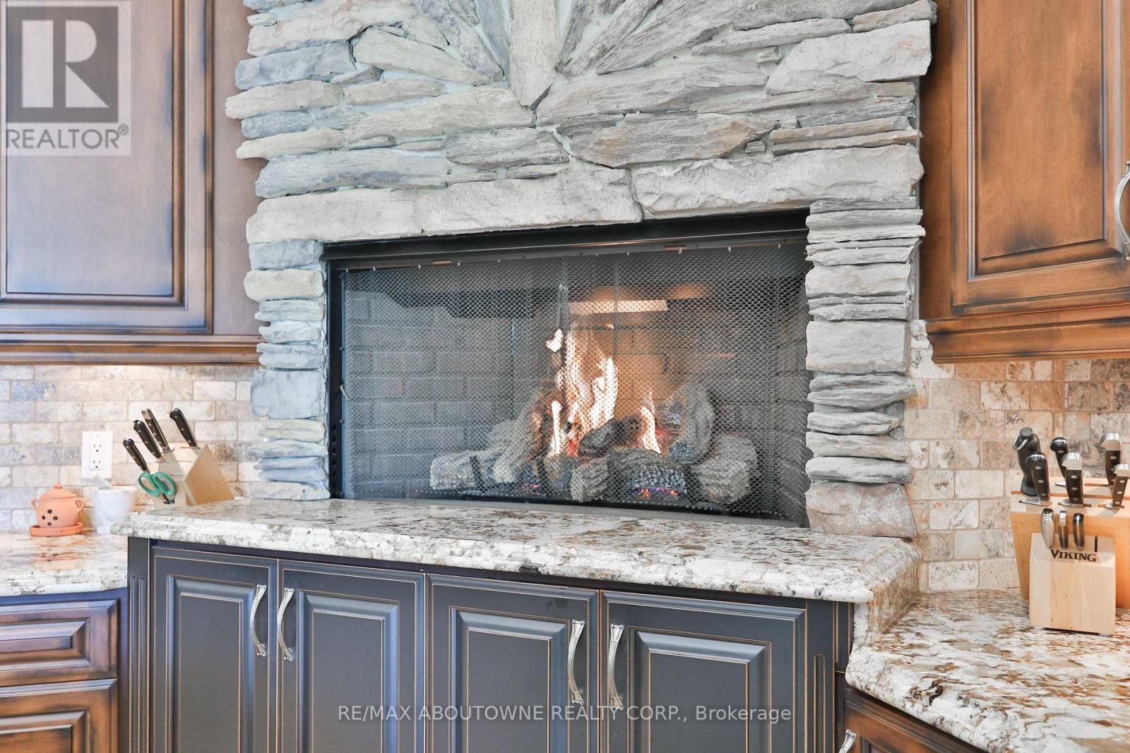 












24 SCHOOL STREET

,
Hamilton (Waterdown),




Ontario
L0R2H0

