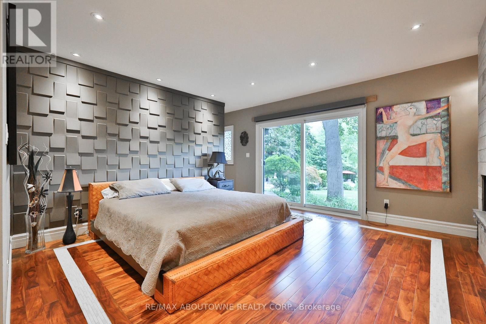 












24 SCHOOL STREET

,
Hamilton (Waterdown),




Ontario
L0R2H0


