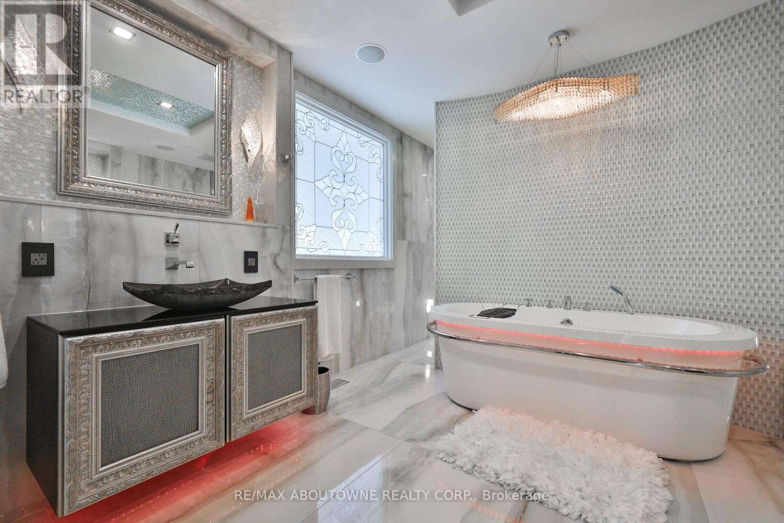 












24 SCHOOL STREET

,
Hamilton (Waterdown),




Ontario
L0R2H0

