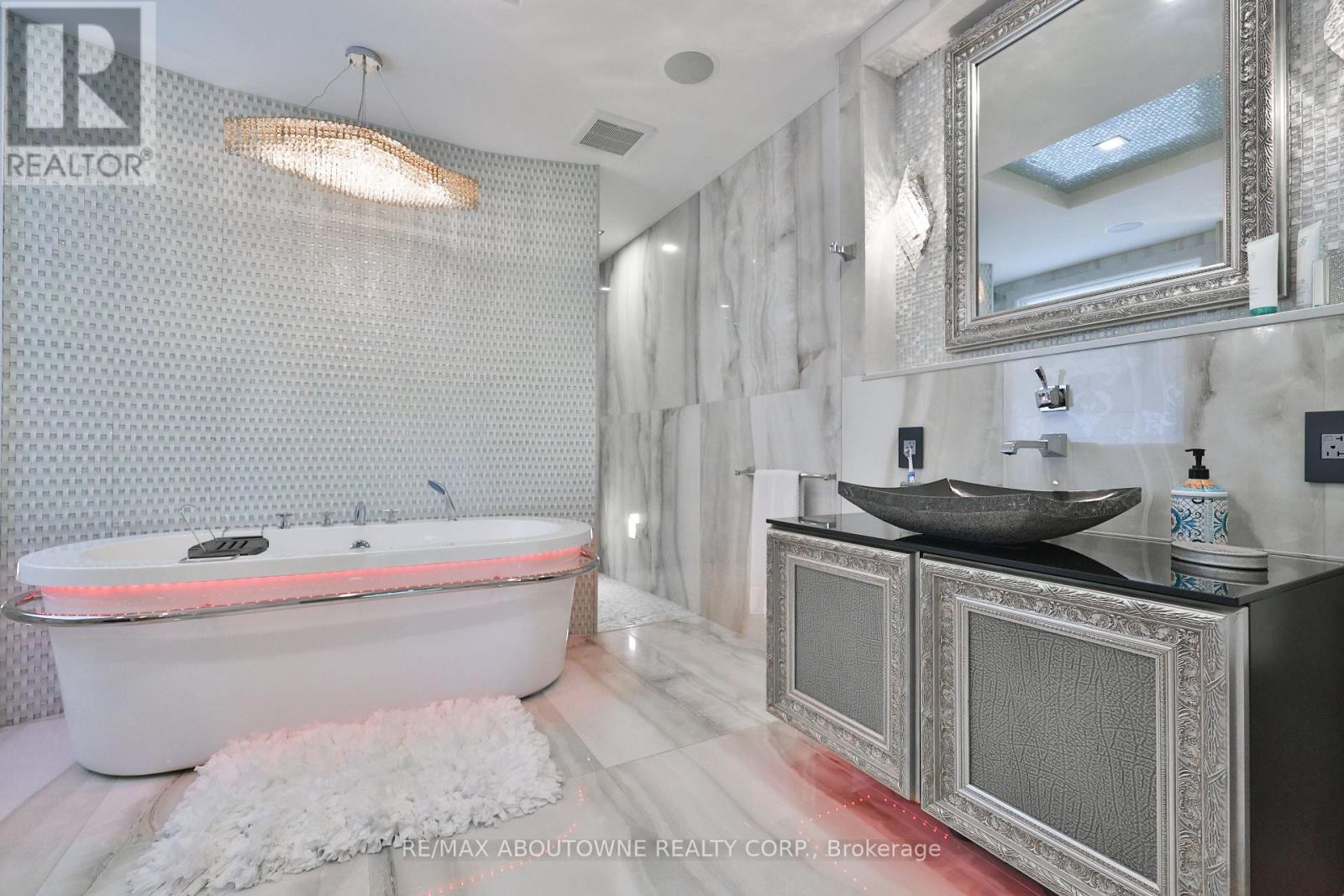 












24 SCHOOL STREET

,
Hamilton (Waterdown),




Ontario
L0R2H0

