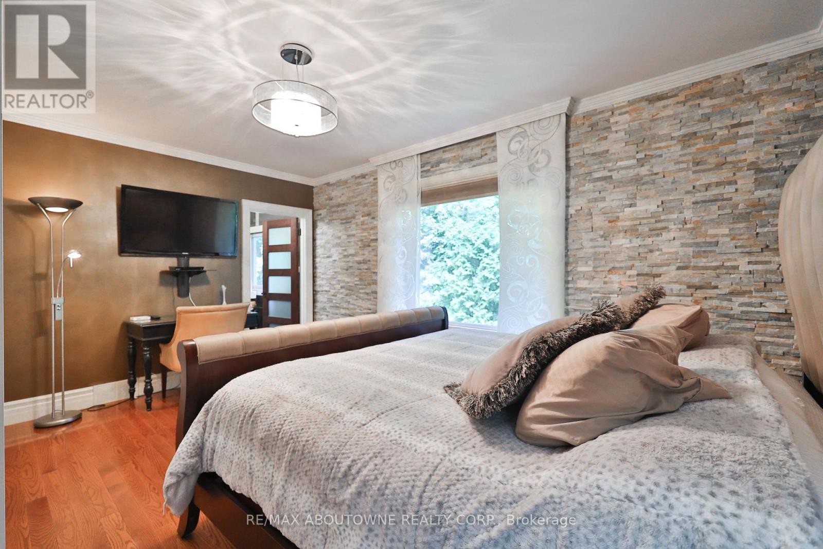 












24 SCHOOL STREET

,
Hamilton (Waterdown),




Ontario
L0R2H0

