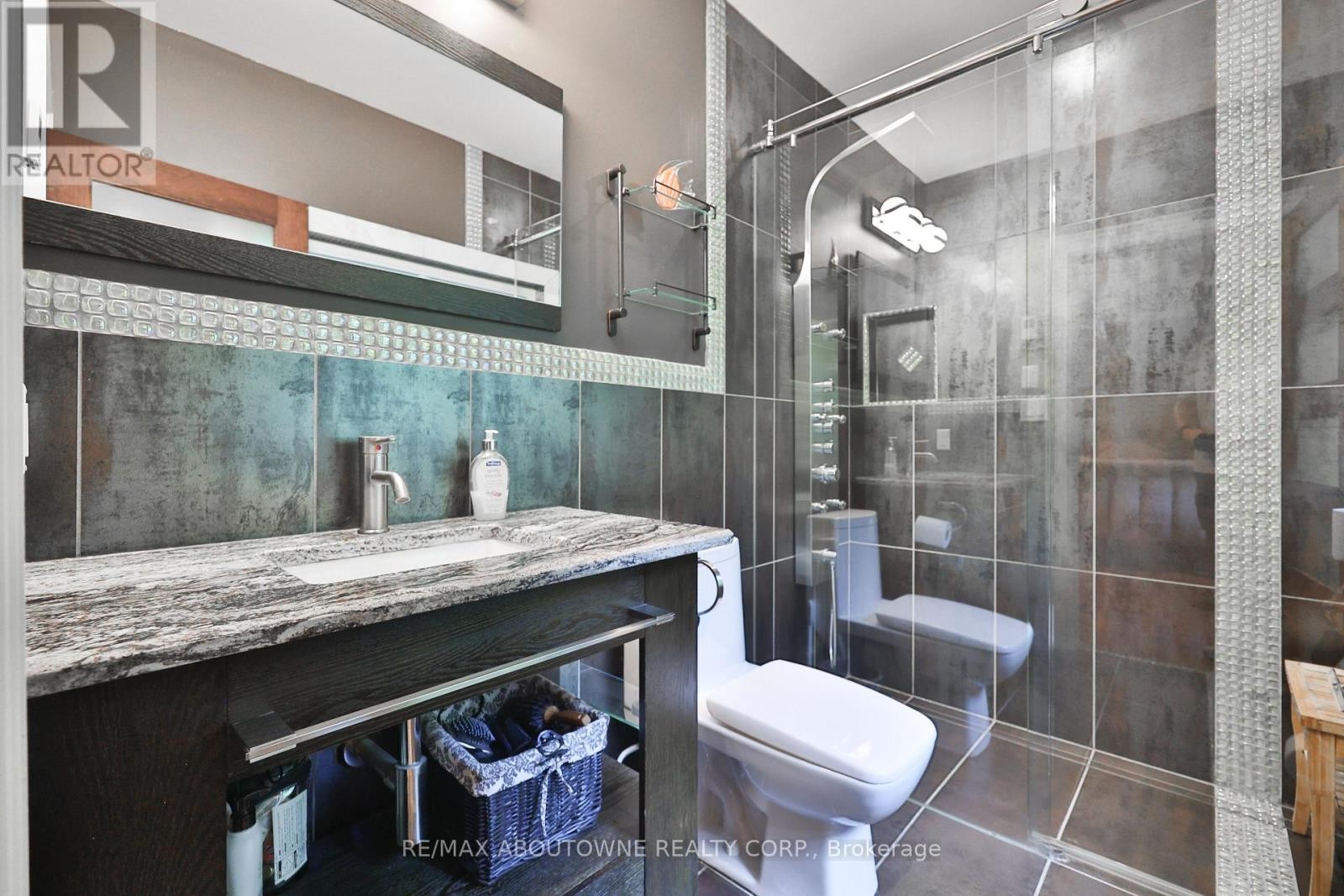 












24 SCHOOL STREET

,
Hamilton (Waterdown),




Ontario
L0R2H0

