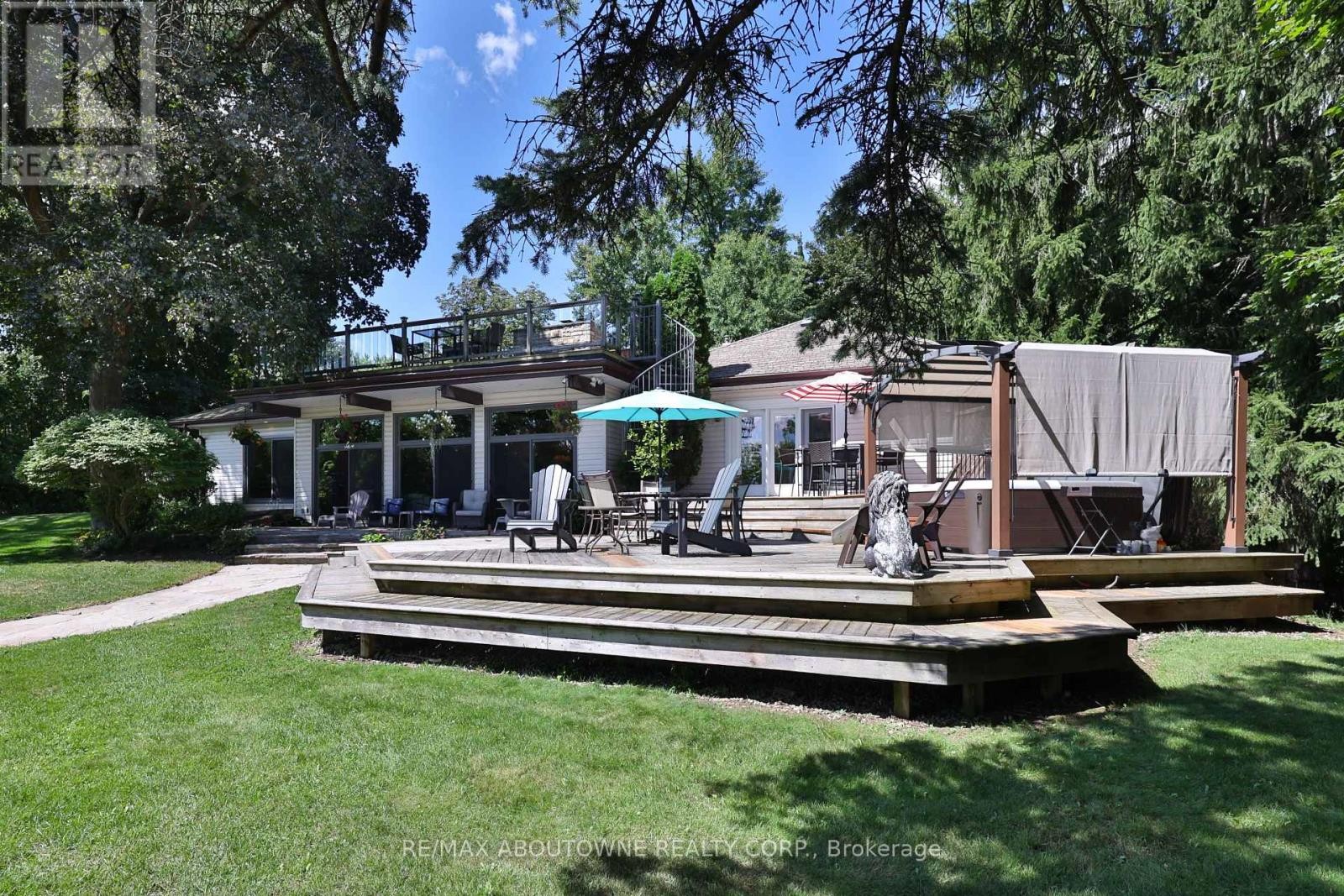 












24 SCHOOL STREET

,
Hamilton (Waterdown),




Ontario
L0R2H0

