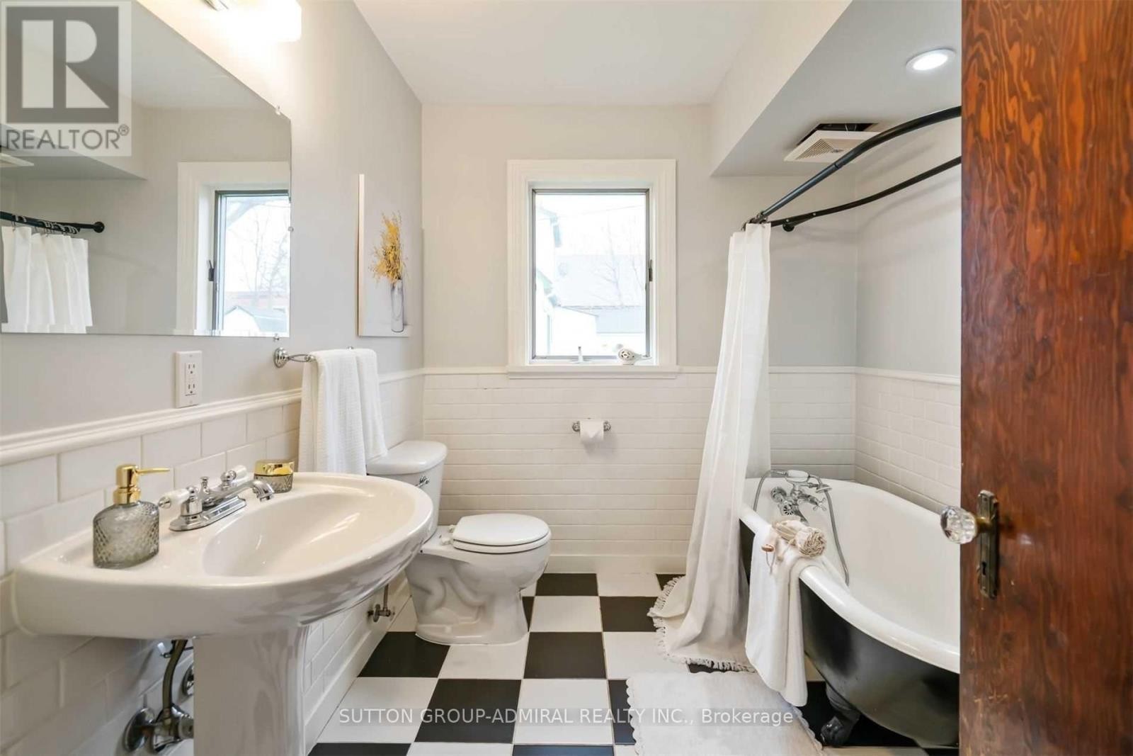 












3813 ST PETER AVENUE

,
Niagara Falls (Stamford),




Ontario
L2J2N7

