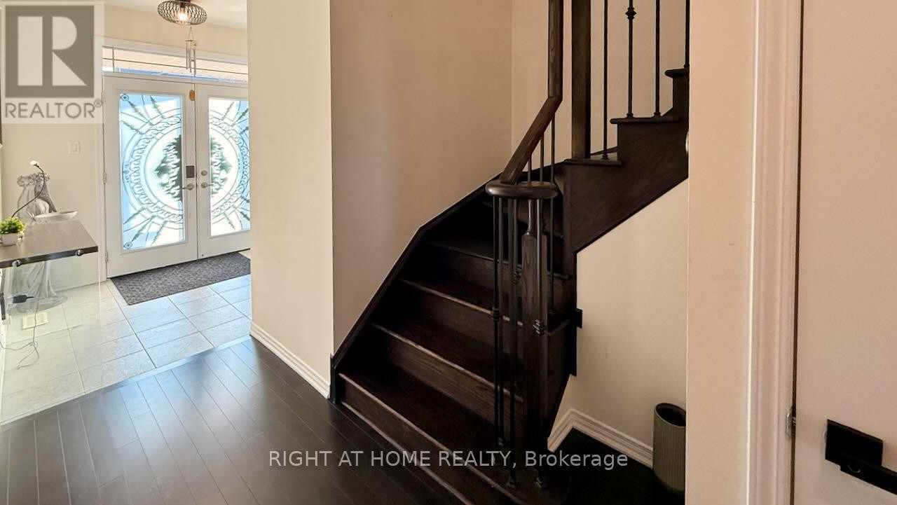 












52 ROYAL COACHMAN WAY

,
Hamilton (Stoney Creek Mountain),




Ontario
L8J0M2

