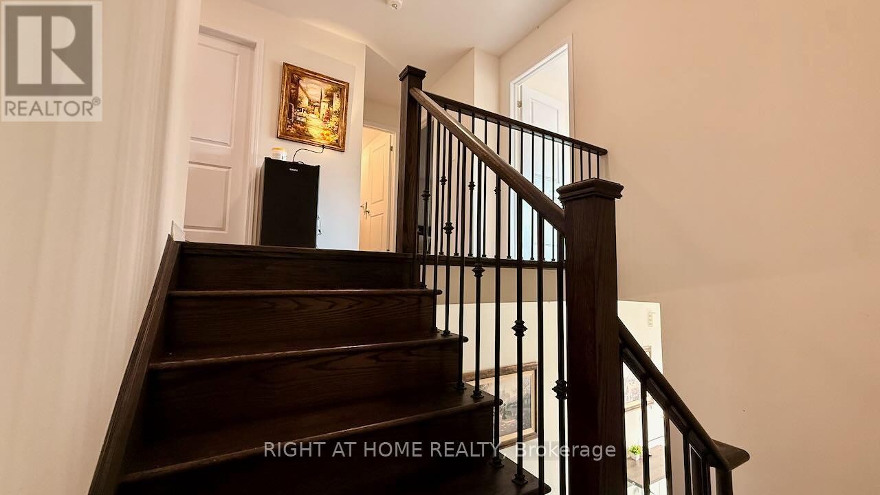 












52 ROYAL COACHMAN WAY

,
Hamilton (Stoney Creek Mountain),




Ontario
L8J0M2

