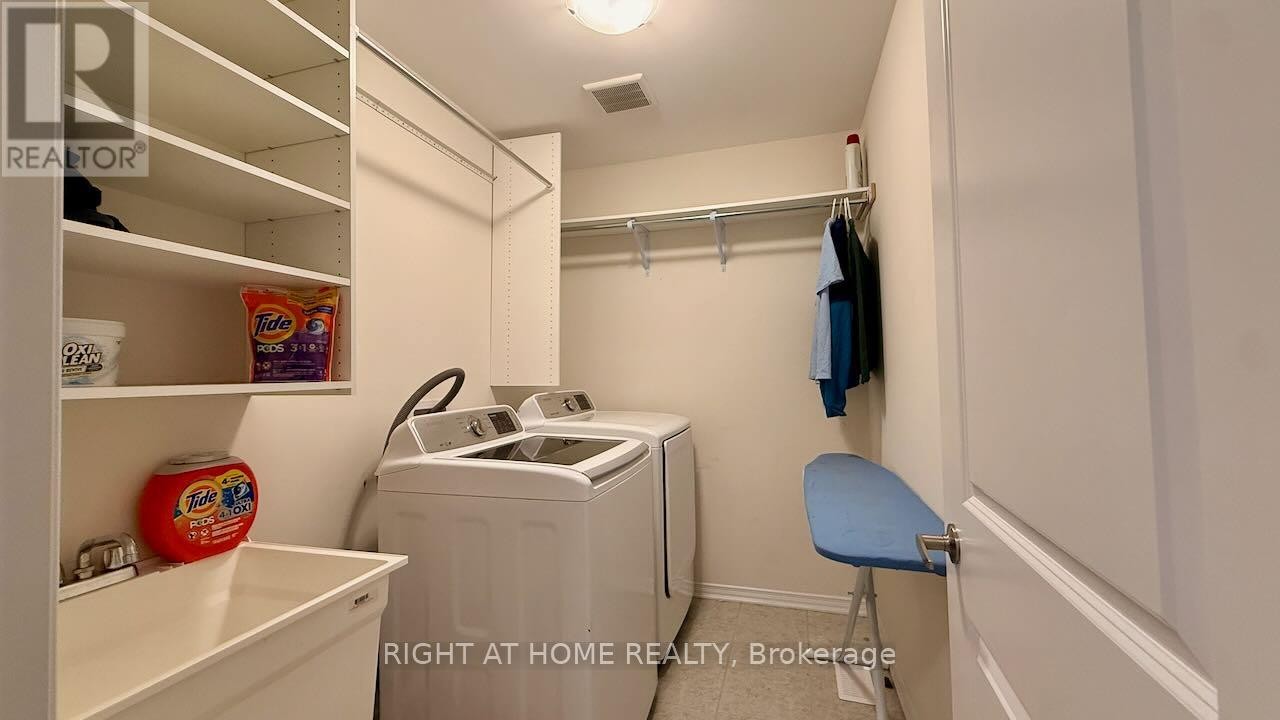 












52 ROYAL COACHMAN WAY

,
Hamilton (Stoney Creek Mountain),




Ontario
L8J0M2

