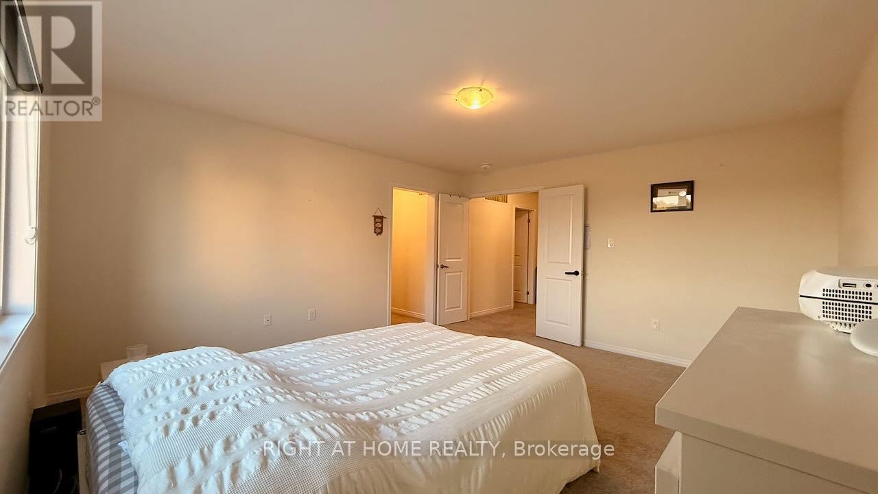 












52 ROYAL COACHMAN WAY

,
Hamilton (Stoney Creek Mountain),




Ontario
L8J0M2


