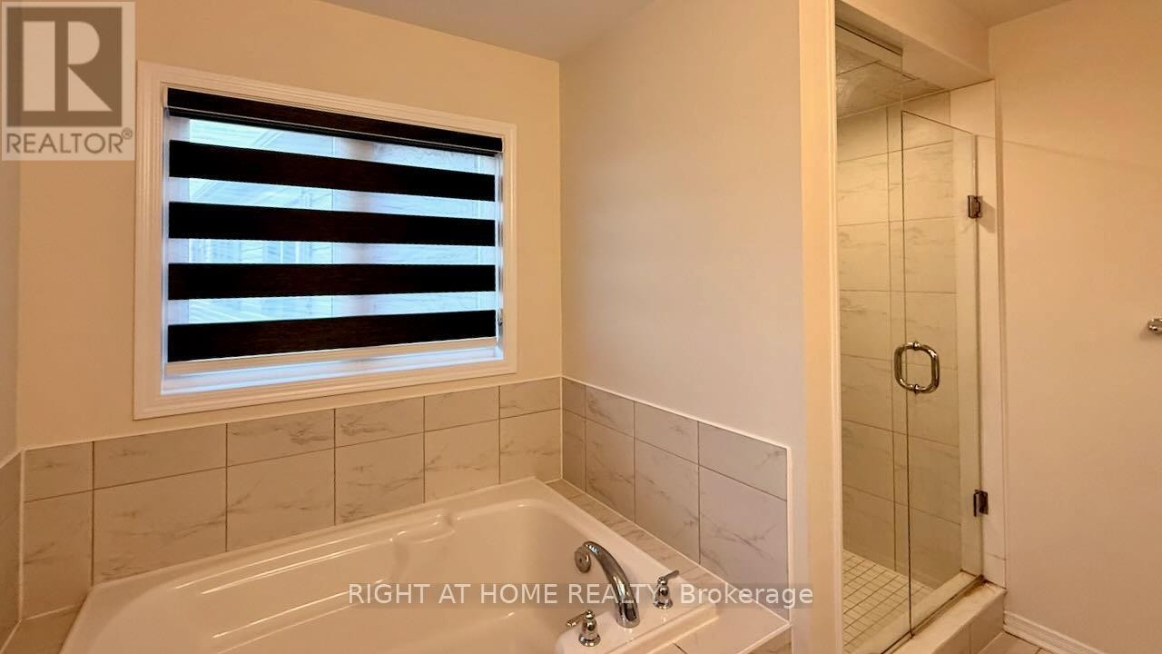 












52 ROYAL COACHMAN WAY

,
Hamilton (Stoney Creek Mountain),




Ontario
L8J0M2

