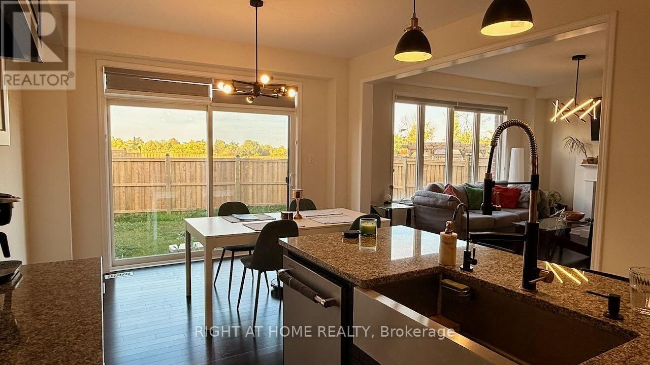 












52 ROYAL COACHMAN WAY

,
Hamilton (Stoney Creek Mountain),




Ontario
L8J0M2

