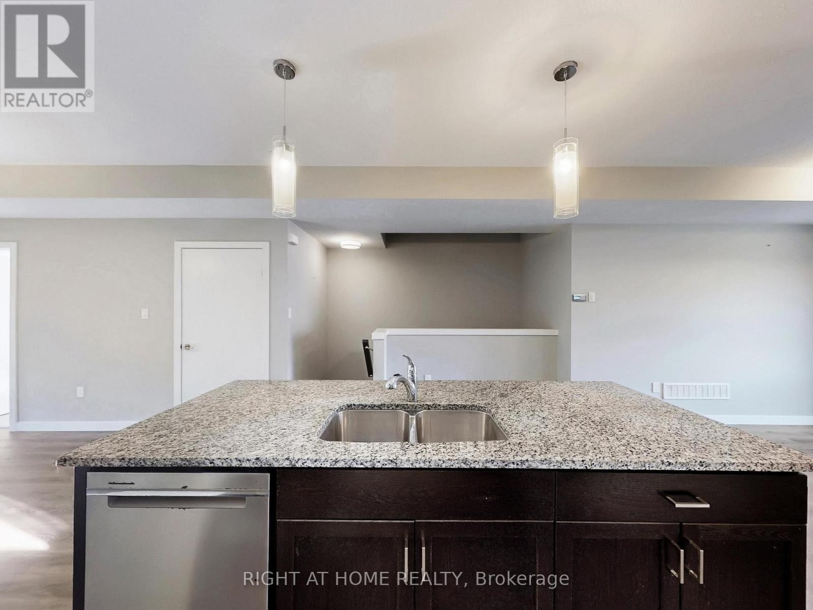 












07 - 83 BEECHWOOD AVENUE

,
Guelph (Junction/Onward Willow),




Ontario
N1H5Z7


