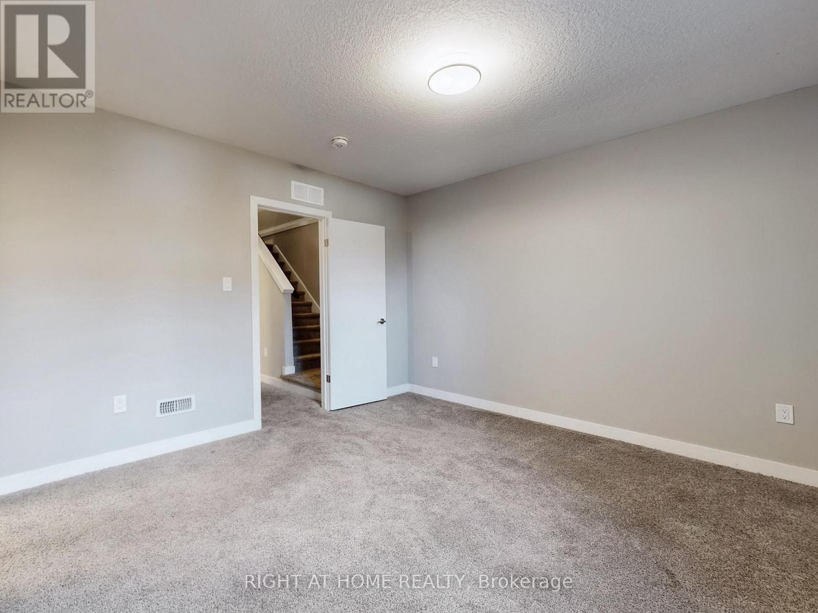 












07 - 83 BEECHWOOD AVENUE

,
Guelph (Junction/Onward Willow),




Ontario
N1H5Z7

