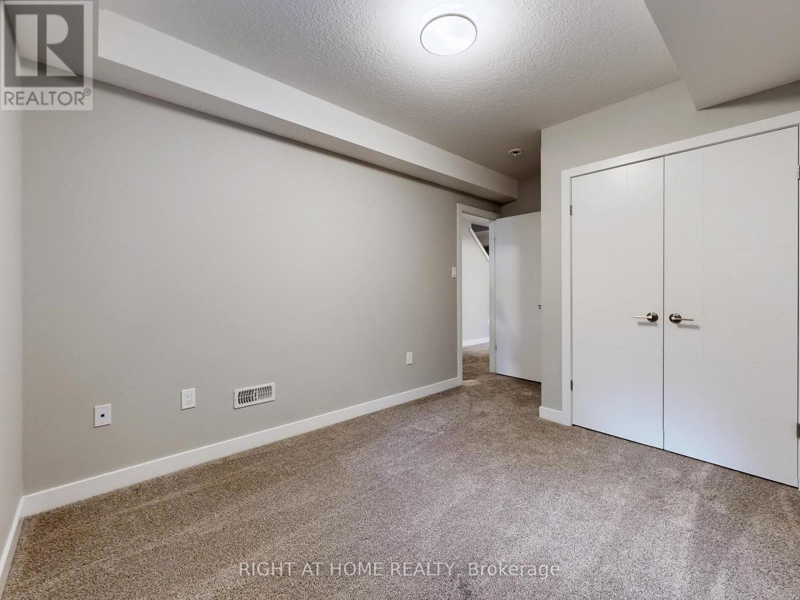 












07 - 83 BEECHWOOD AVENUE

,
Guelph (Junction/Onward Willow),




Ontario
N1H5Z7

