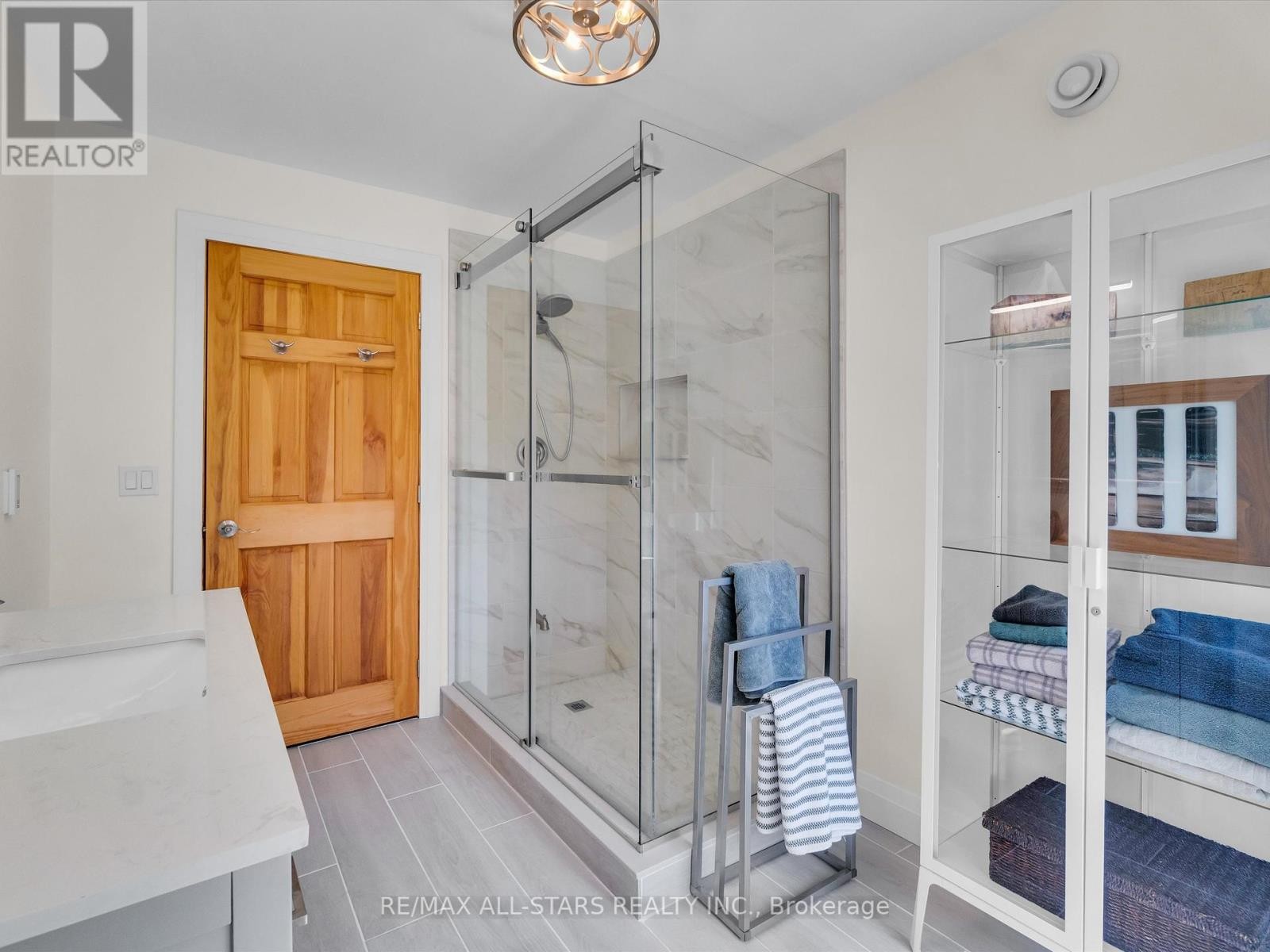 












1435 FALKENBURG ROAD

,
Muskoka Lakes (Monck (Muskoka Lakes)),




Ontario
P1L1X4

