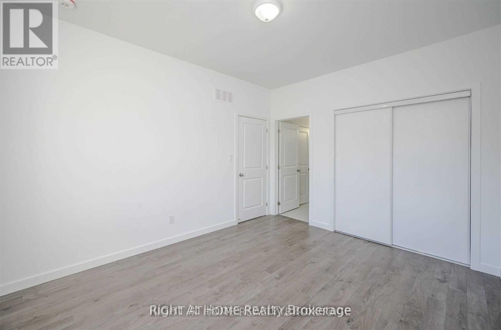 












400 ALBERTA STREET

,
Welland (Lincoln/Crowland),




Ontario
L3B2W3

