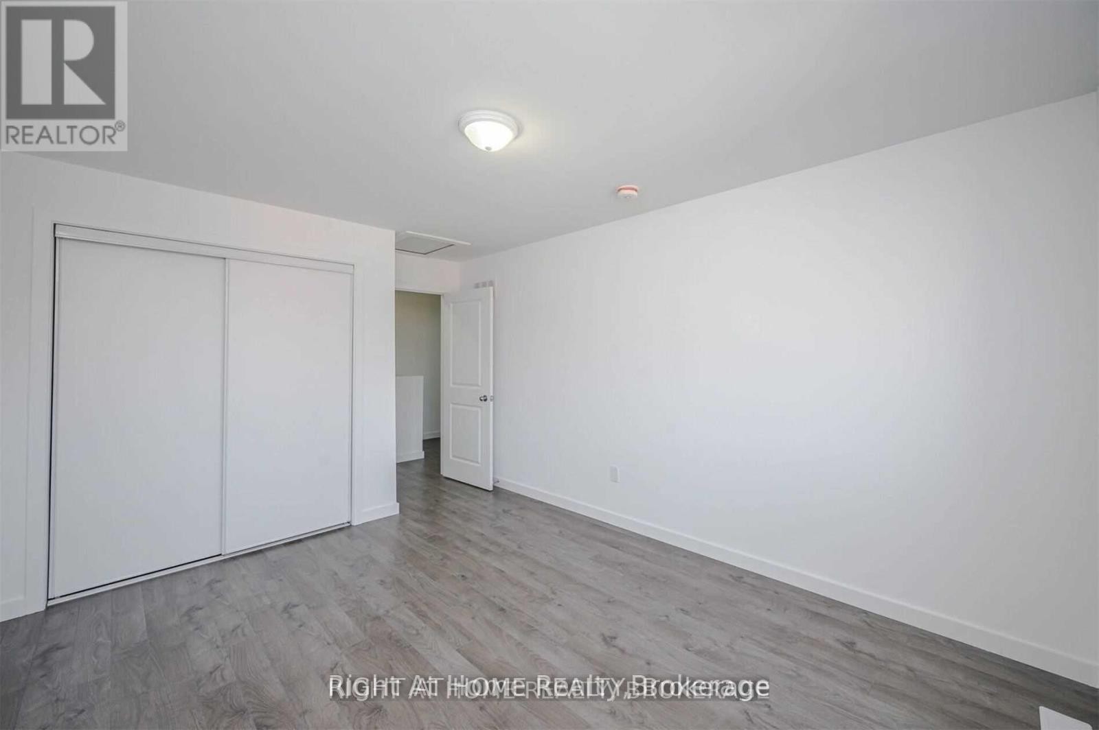 












400 ALBERTA STREET

,
Welland (Lincoln/Crowland),




Ontario
L3B2W3

