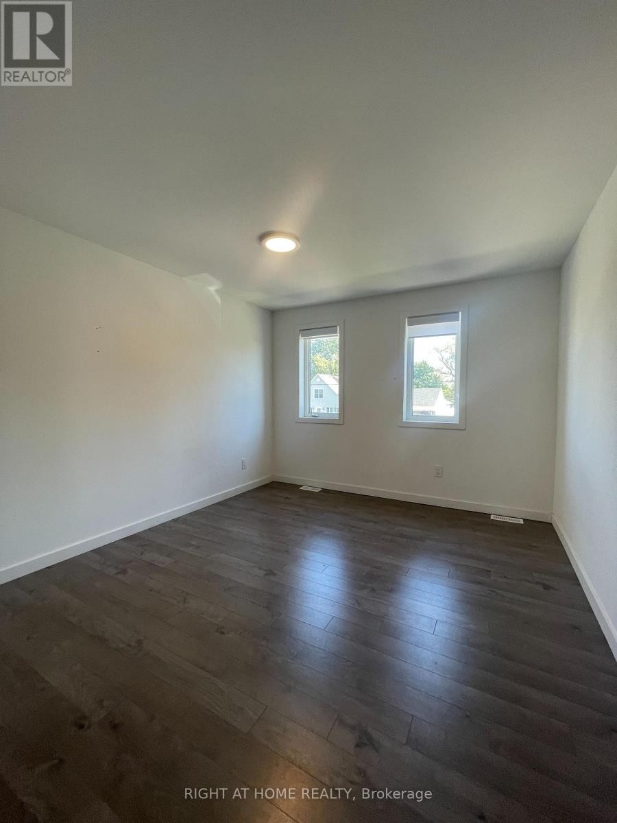












400 ALBERTA STREET

,
Welland (Lincoln/Crowland),




Ontario
L3B0K5

