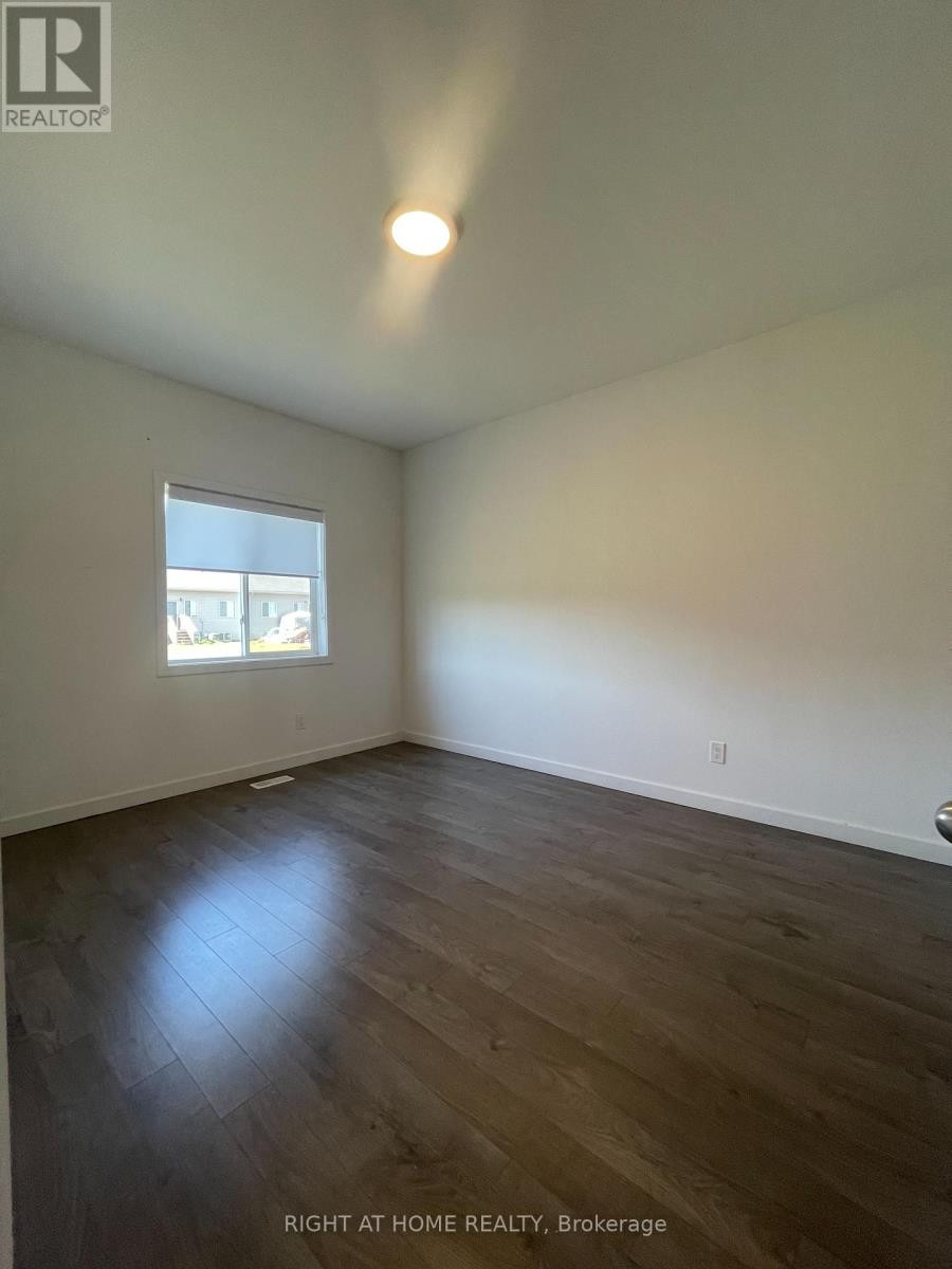 












400 ALBERTA STREET

,
Welland (Lincoln/Crowland),




Ontario
L3B0K5


