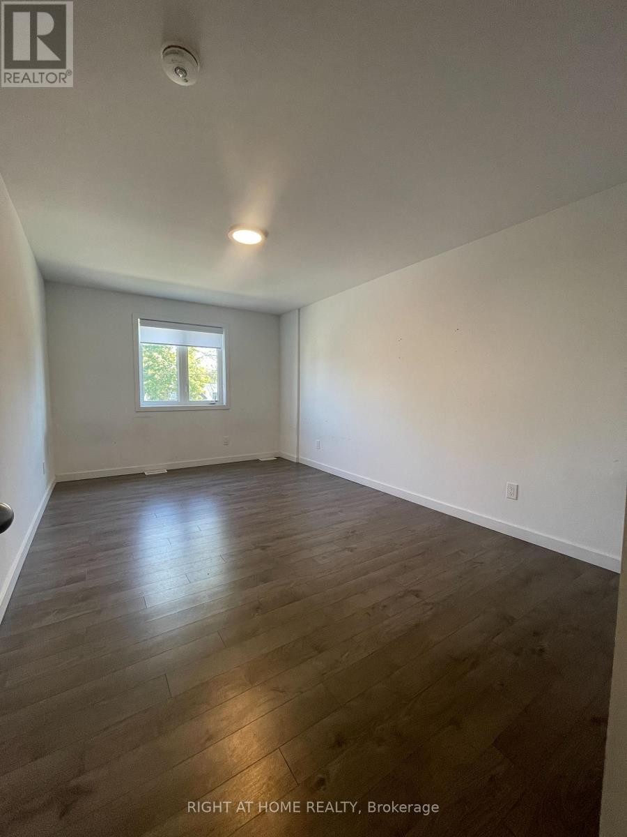 












400 ALBERTA STREET

,
Welland (Lincoln/Crowland),




Ontario
L3B0K5

