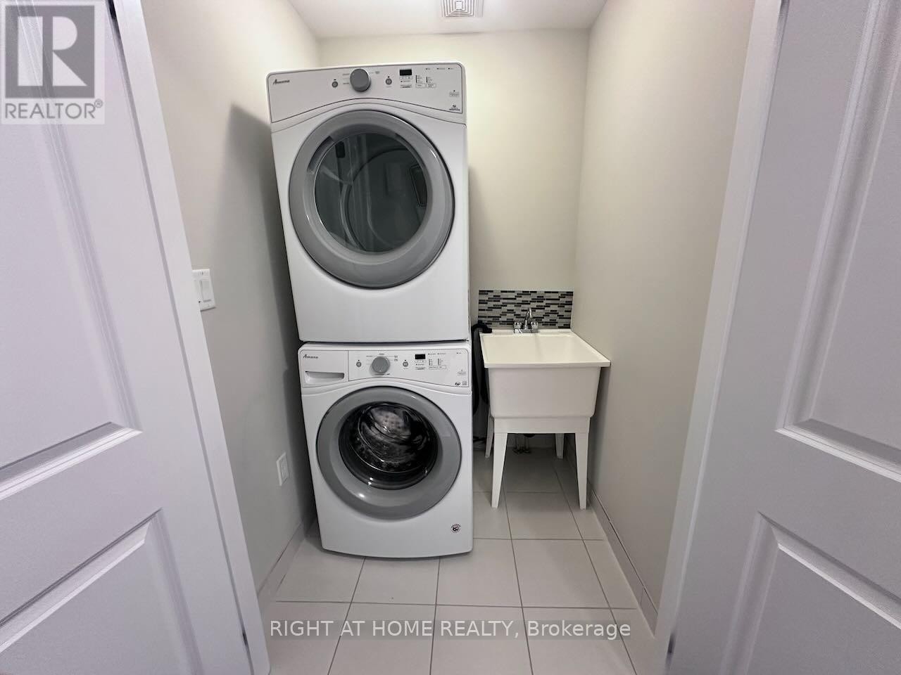 












69 - 377 GLANCASTER ROAD

,
Hamilton (Villages of Glancaster),




Ontario
L9G0G4

