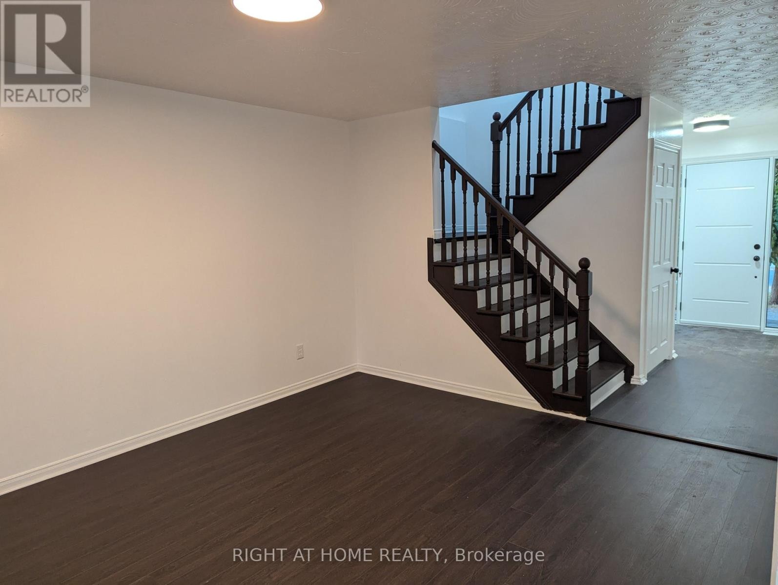 












73 SKYVIEW DRIVE

,
Hamilton (Falkirk),




Ontario
L9B1X5

