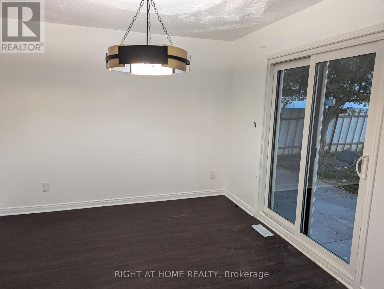 












73 SKYVIEW DRIVE

,
Hamilton (Falkirk),




Ontario
L9B1X5

