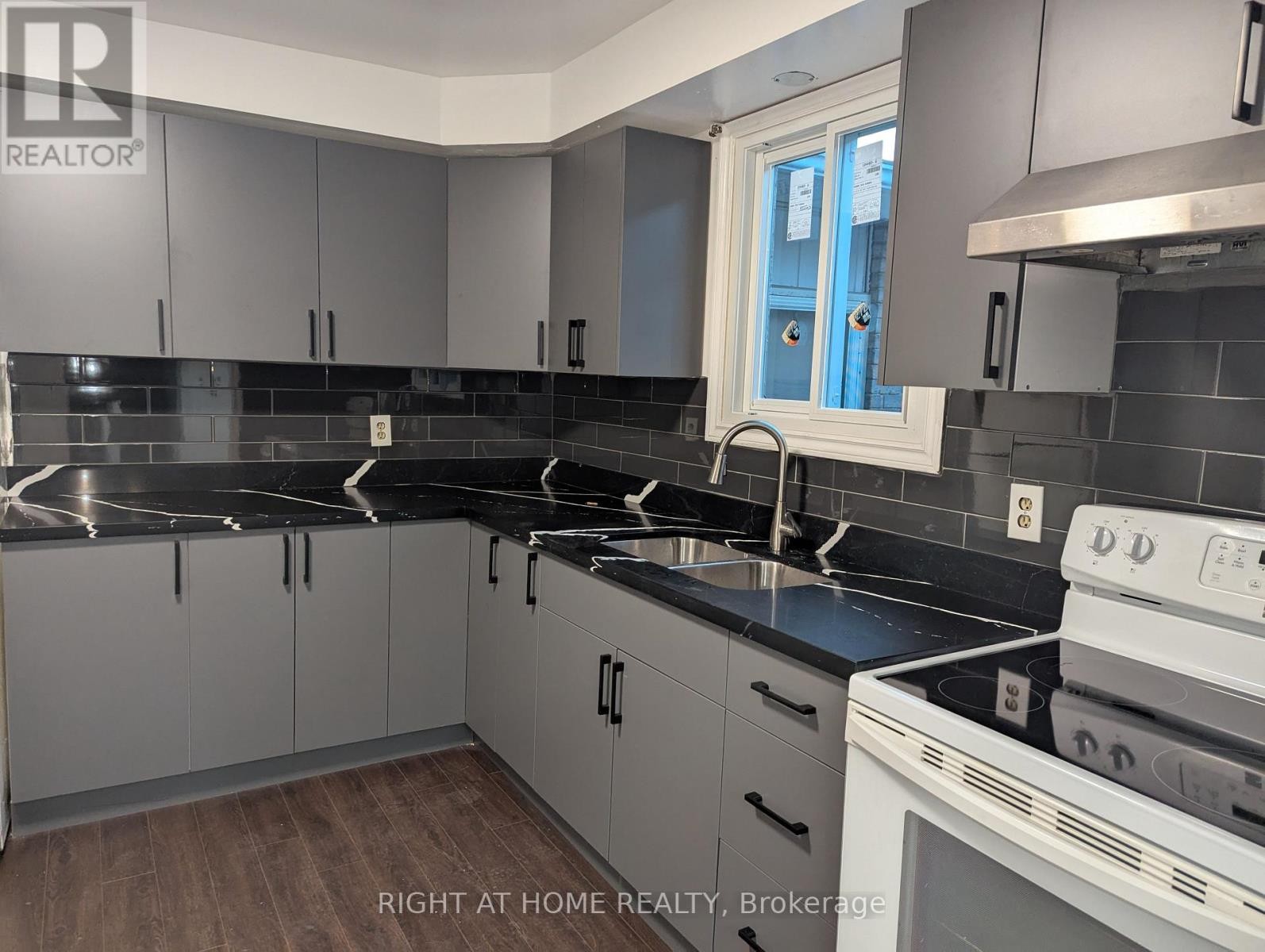 












73 SKYVIEW DRIVE

,
Hamilton (Falkirk),




Ontario
L9B1X5

