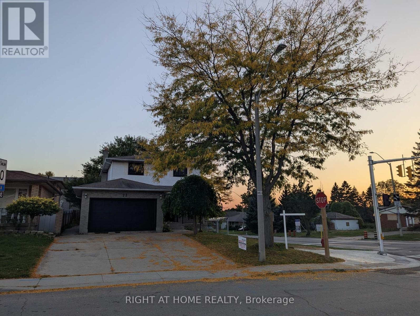 












73 SKYVIEW DRIVE

,
Hamilton (Falkirk),




Ontario
L9B1X5

