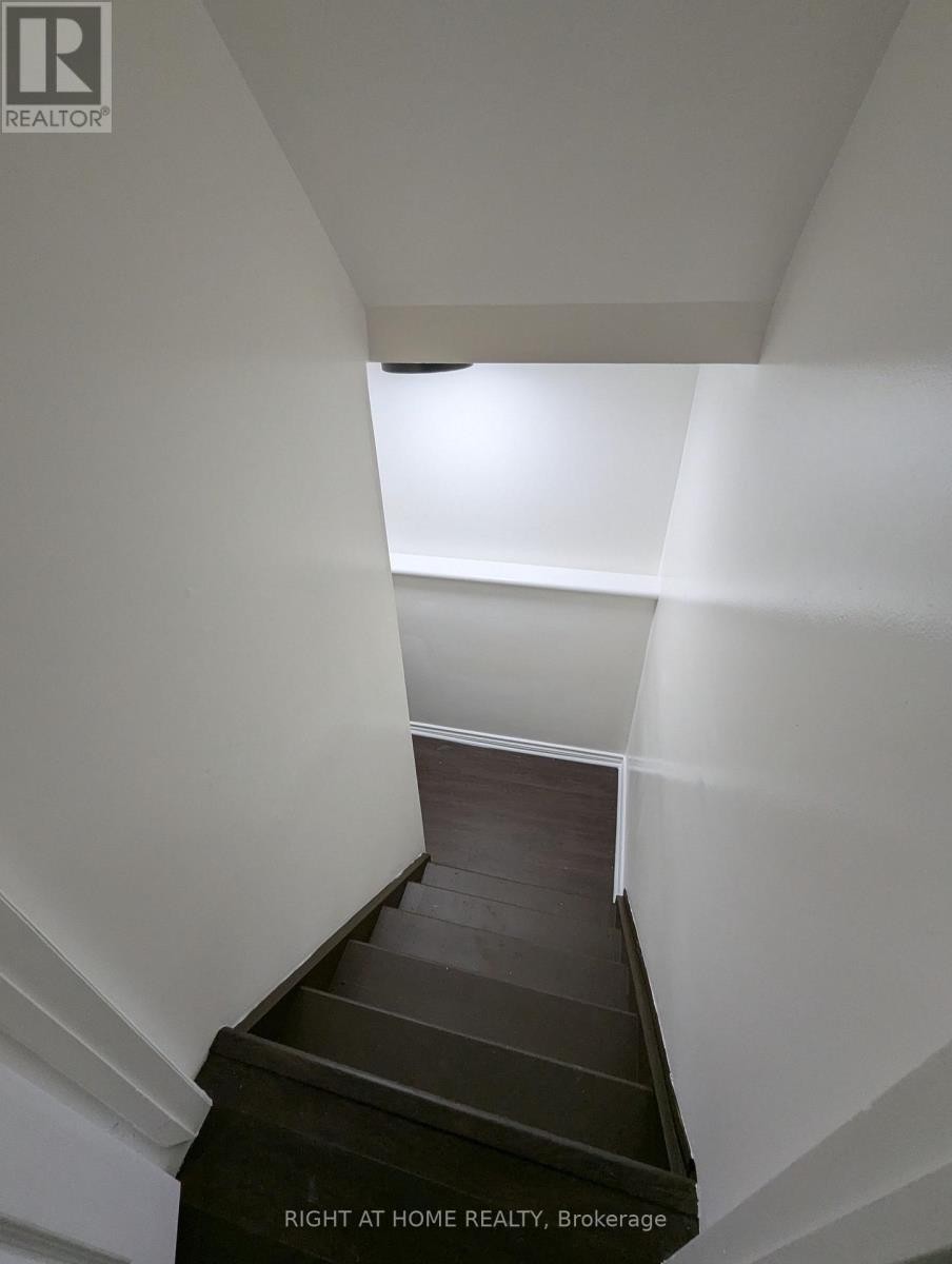 












73 SKYVIEW DRIVE

,
Hamilton (Falkirk),




Ontario
L9B1X5

