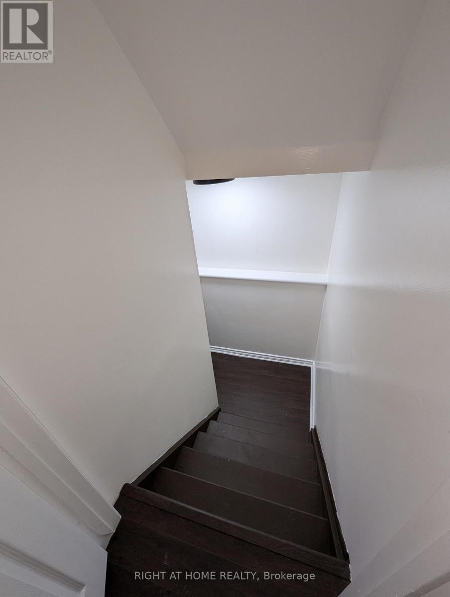 












73 SKYVIEW DRIVE

,
Hamilton (Falkirk),




Ontario
L9B1X5

