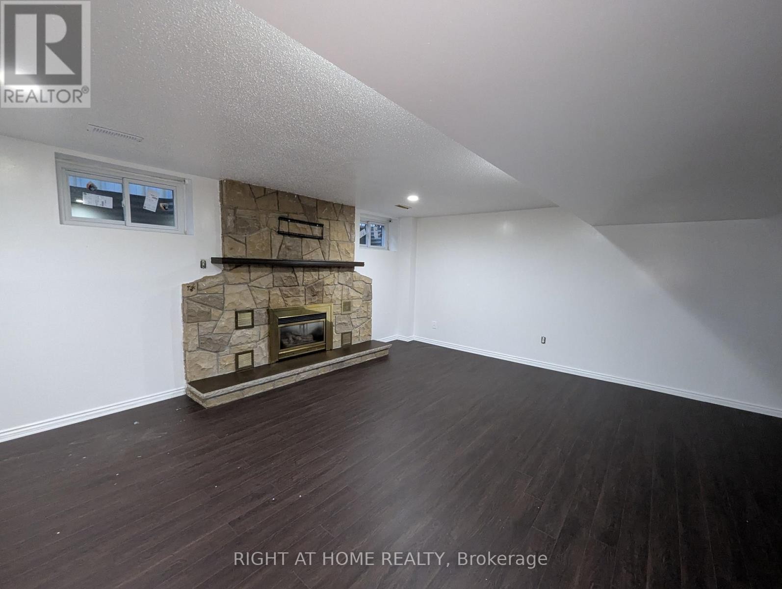 












73 SKYVIEW DRIVE

,
Hamilton (Falkirk),




Ontario
L9B1X5


