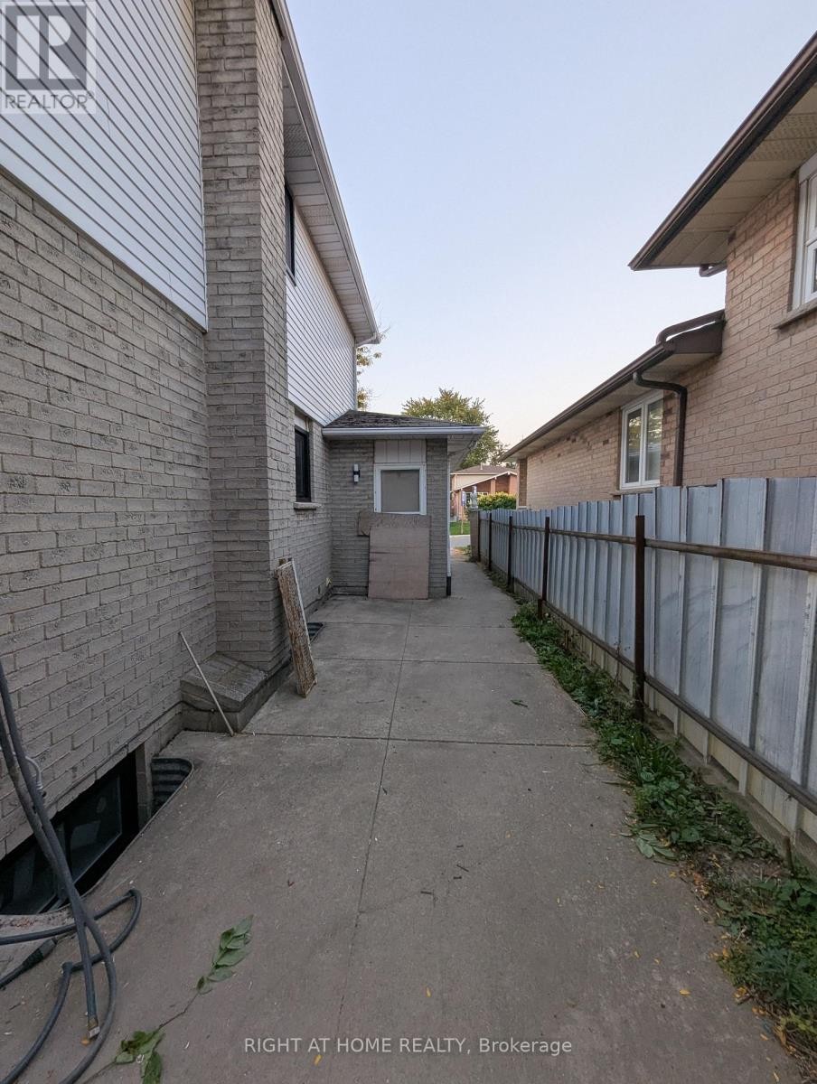 












73 SKYVIEW DRIVE

,
Hamilton (Falkirk),




Ontario
L9B1X5

