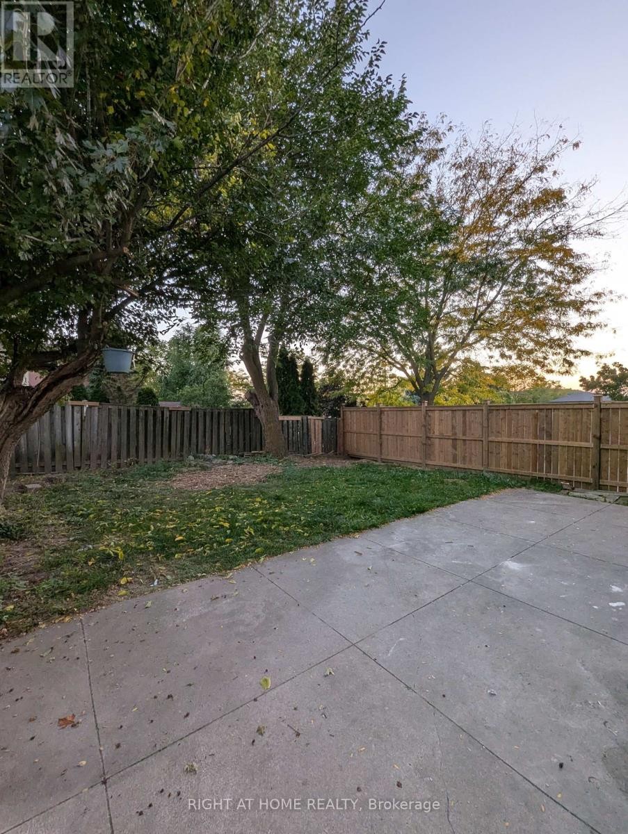 












73 SKYVIEW DRIVE

,
Hamilton (Falkirk),




Ontario
L9B1X5

