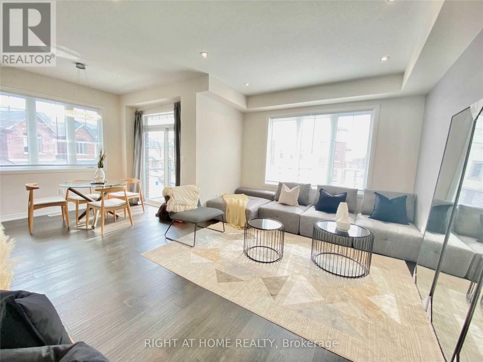 












42 FARLEY LANE

,
Hamilton (Meadowlands),




Ontario
L9G3K9

