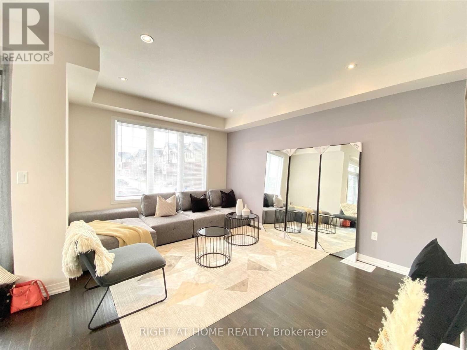 












42 FARLEY LANE

,
Hamilton (Meadowlands),




Ontario
L9G3K9

