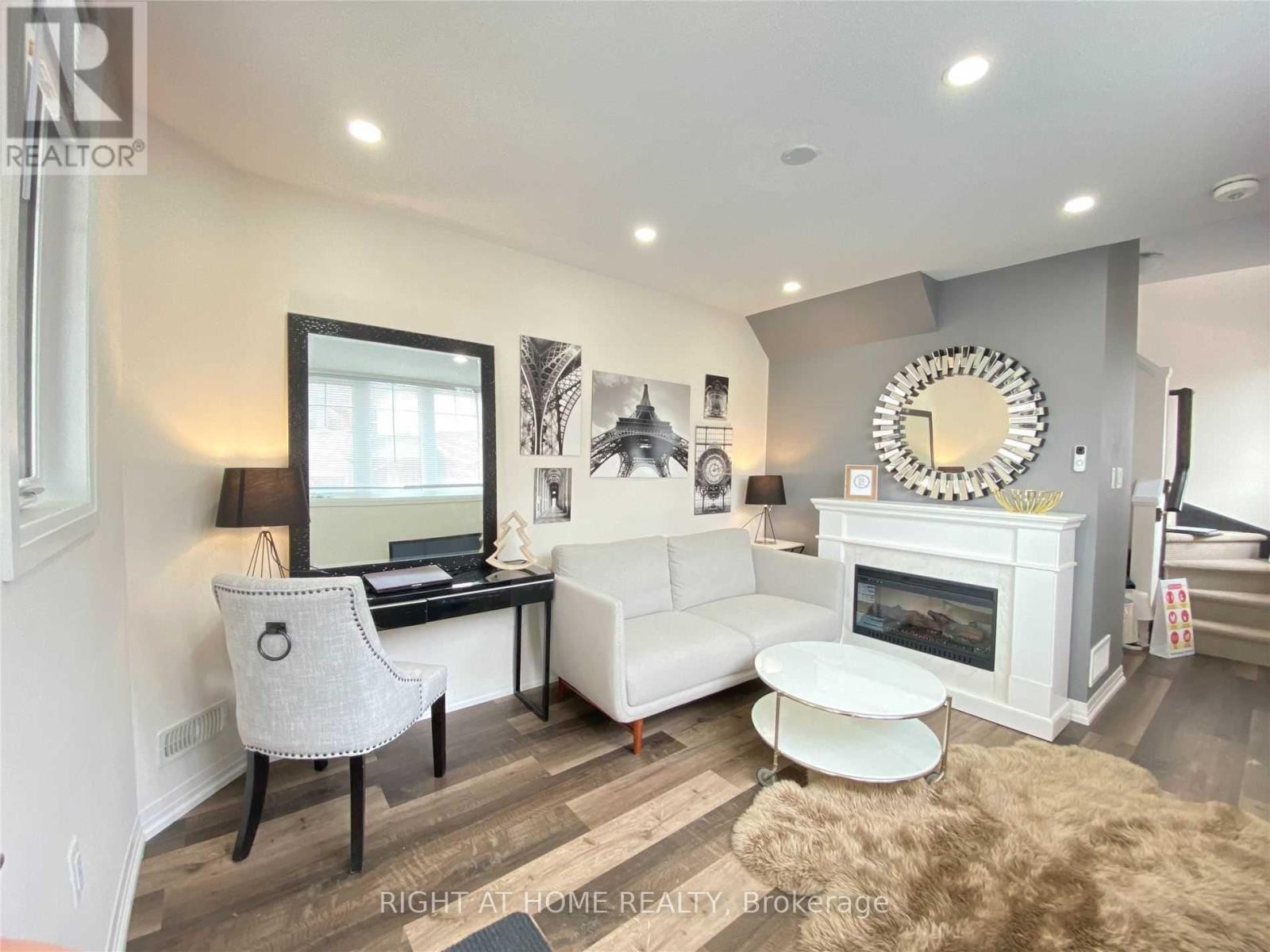 












42 FARLEY LANE

,
Hamilton (Meadowlands),




Ontario
L9G3K9

