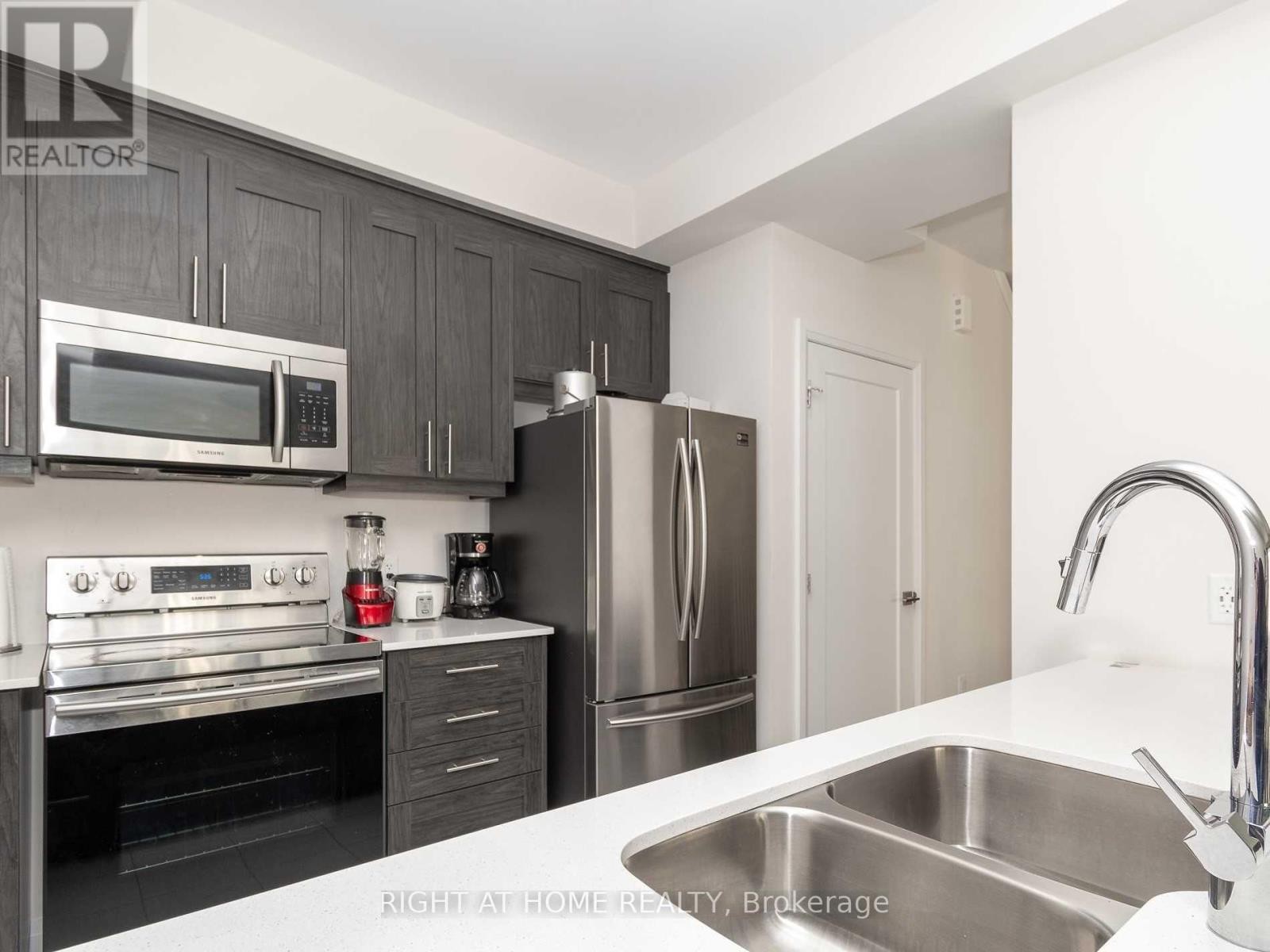 












42 FARLEY LANE

,
Hamilton (Meadowlands),




Ontario
L9G3K9

