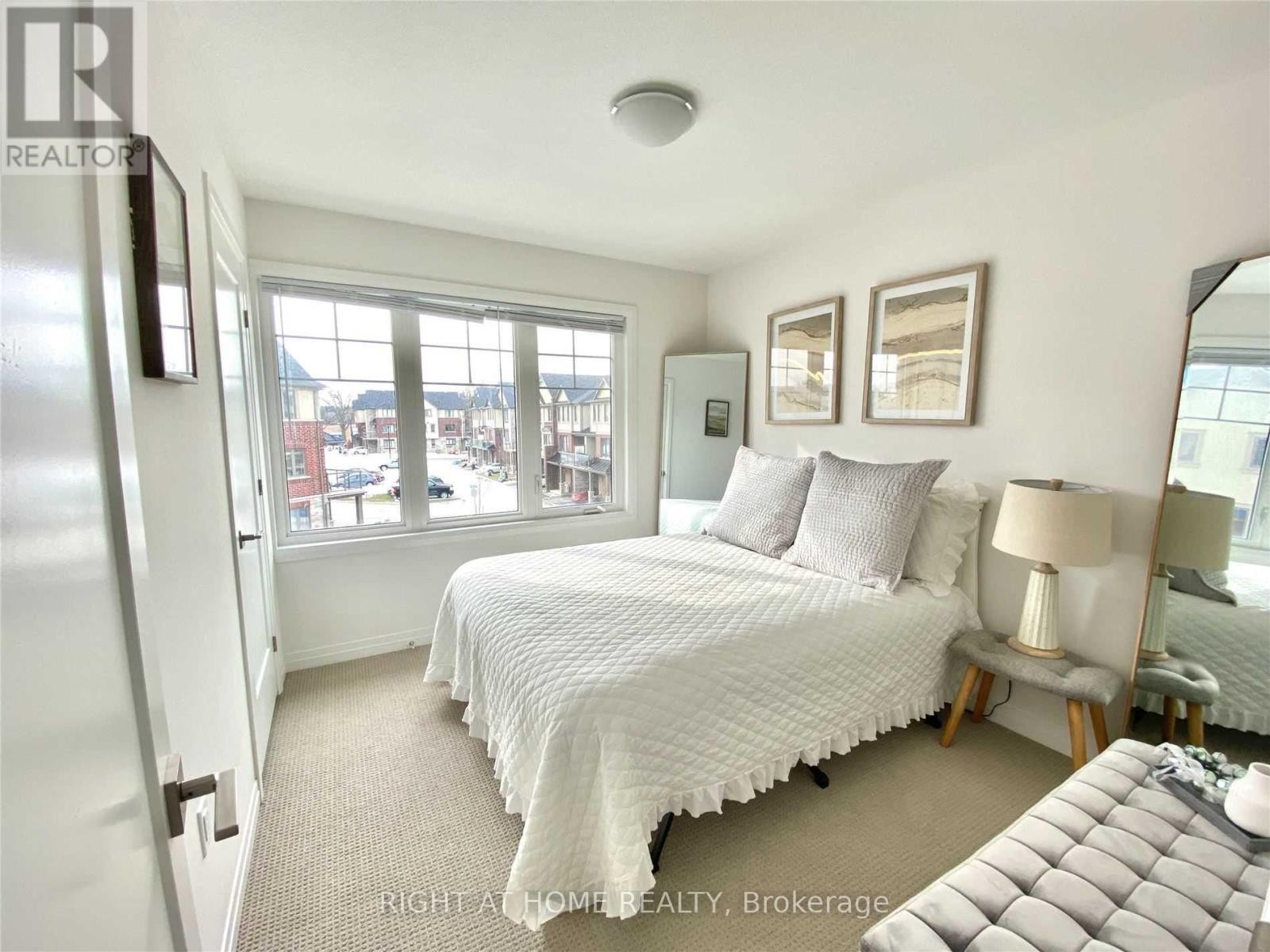 












42 FARLEY LANE

,
Hamilton (Meadowlands),




Ontario
L9G3K9

