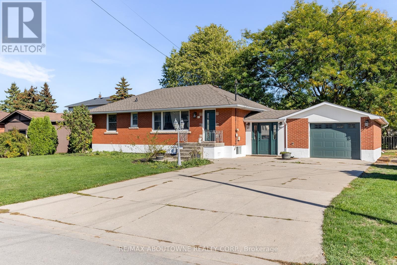 












44 WEST AVENUE

,
Hamilton (Winona),




Ontario
L8E5L5

