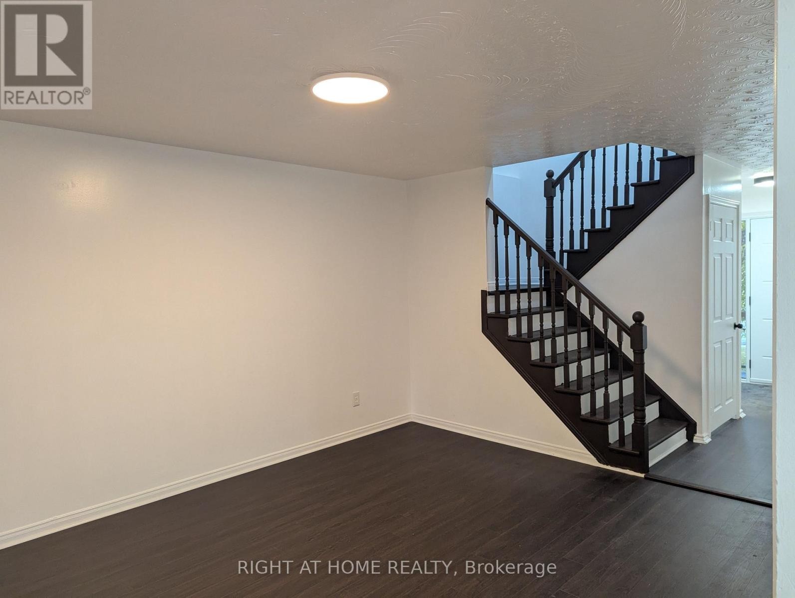 












73 SKYVIEW DRIVE

,
Hamilton (Falkirk),




Ontario
L9B1X5

