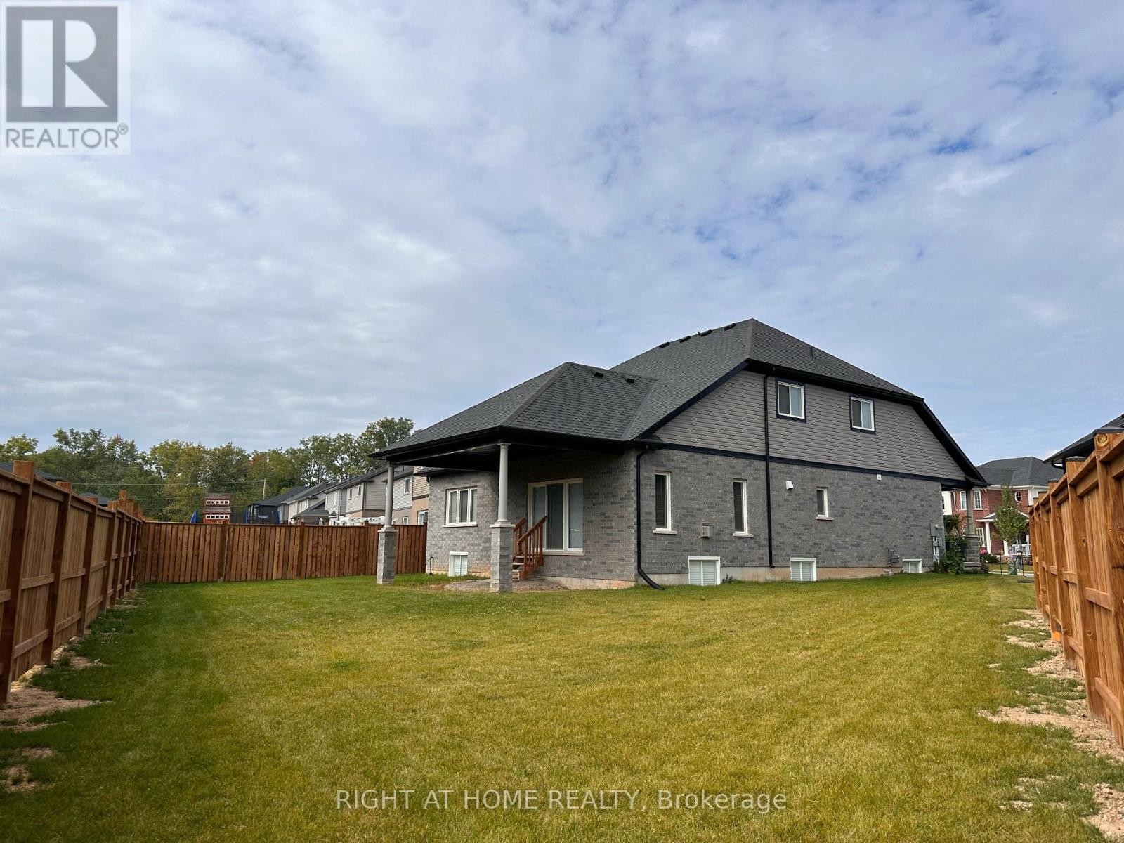 












3628 ALLEN TRAIL

,
Fort Erie (Ridgeway),




Ontario
L0S1N0

