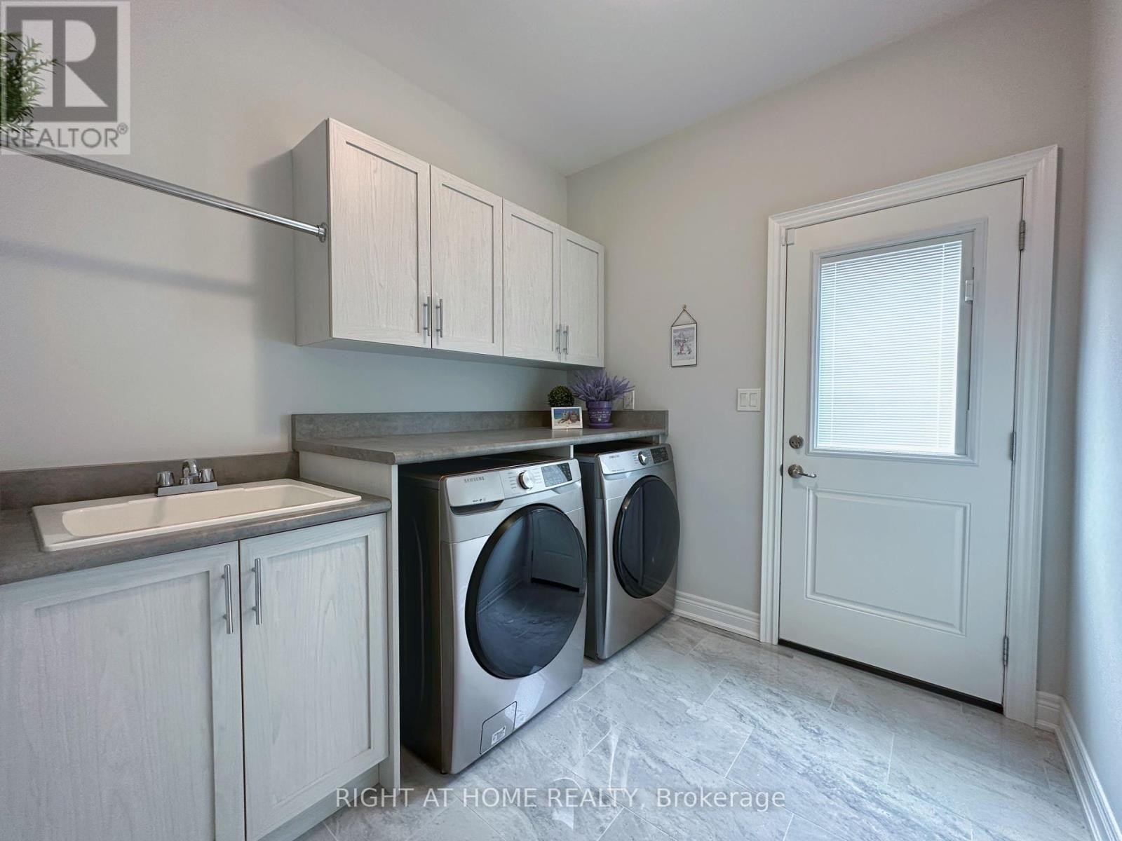 












3628 ALLEN TRAIL

,
Fort Erie (Ridgeway),




Ontario
L0S1N0

