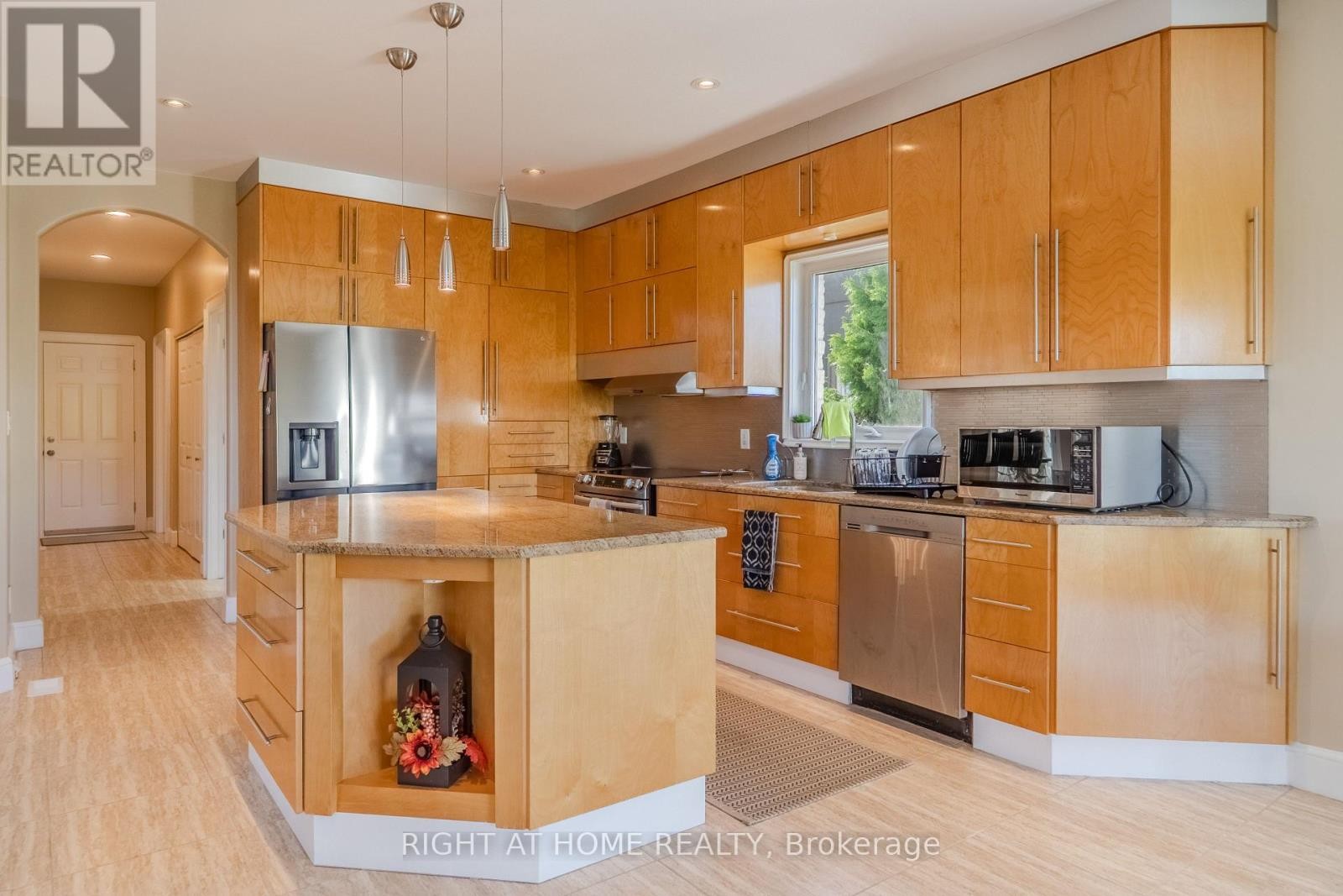 












843 COUNTY RD 2

,
Lakeshore,




Ontario
N0R1A0

