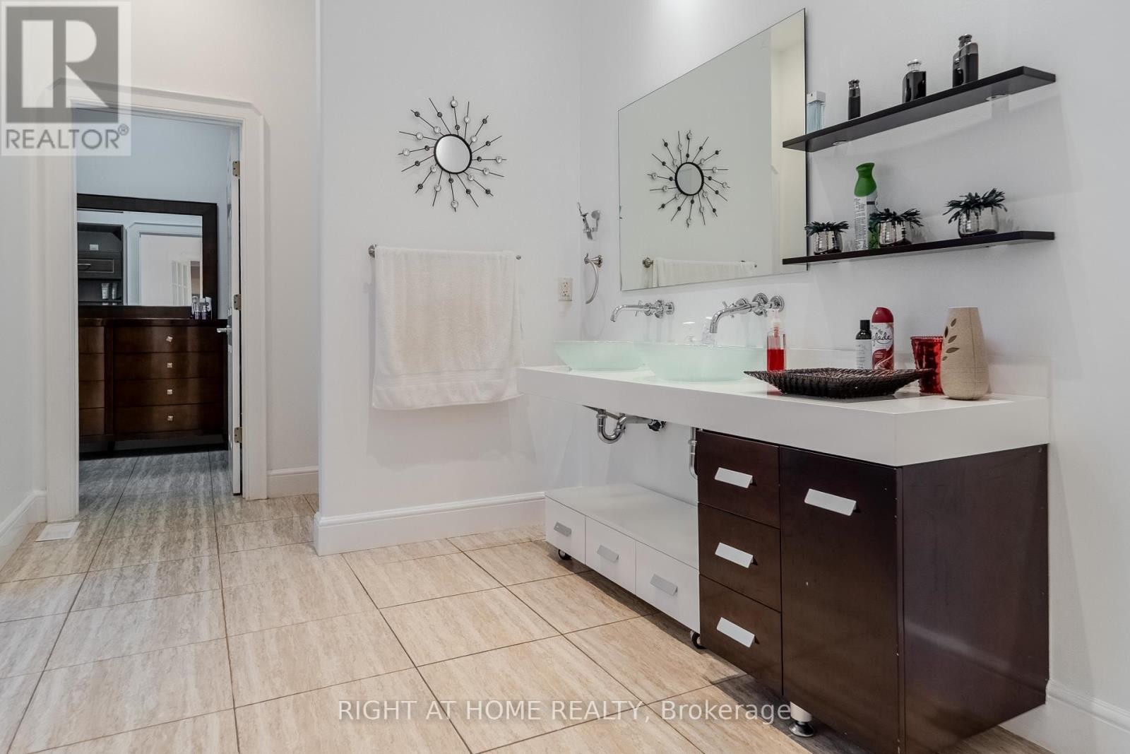 












843 COUNTY RD 2

,
Lakeshore,




Ontario
N0R1A0


