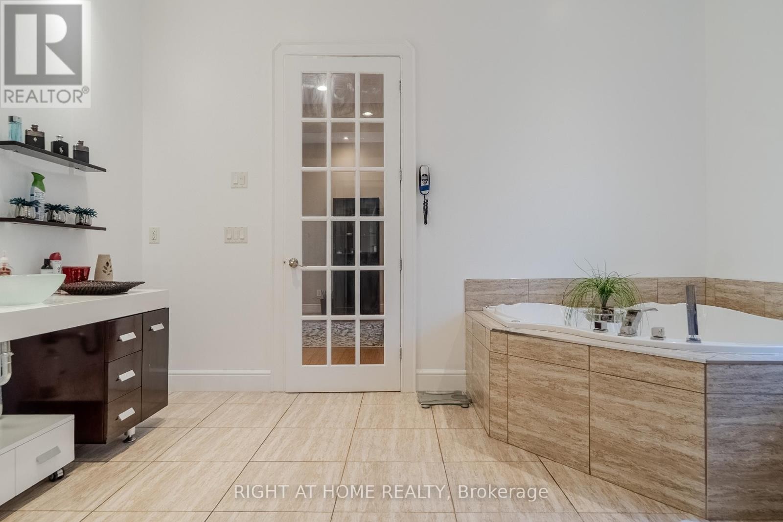 












843 COUNTY RD 2

,
Lakeshore,




Ontario
N0R1A0

