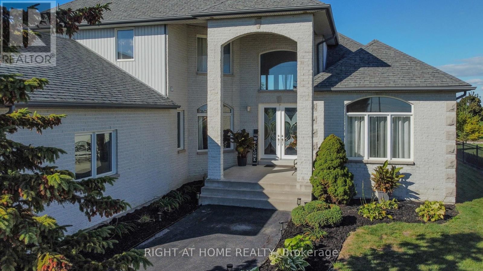 












843 COUNTY RD 2

,
Lakeshore,




Ontario
N0R1A0

